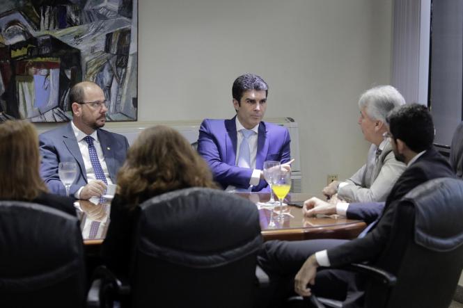 Políticas públicas para as áreas da economia, meio ambiente e segurança pública. Estas foram as principais pautas tratadas, no final da manhã desta terça-feira (5), na audiência entre o procurador-geral de Justiça do Pará, Gilberto Martins, e o governador do Estado, Helder Barbalho. Eles se reuniram no gabinete da Procuradoria-Geral de Justiça, em Belém, durante visita de cortesia do chefe do Executivo ao órgão ministerial.

FOTO: MARCO SANTOS / AG. PARÁ
DATA: 05.02.2019
BELÉM - PARÁ <div class='credito_fotos'>Foto: Marco Santos / Ag. Pará   |   <a href='/midias/2019/originais/c6f24796-7b85-4d79-aa21-c0219d318521.jpg' download><i class='fa-solid fa-download'></i> Download</a></div>