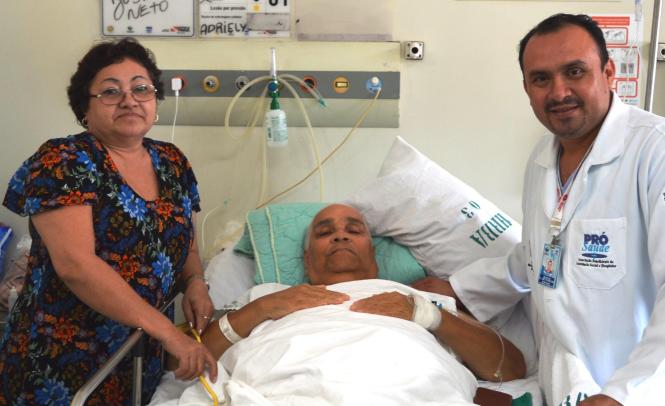 Enfermeiro com paciente e acompanhante   <div class='credito_fotos'>Foto: Divulgação   |   <a href='/midias/2019/originais/c7193875-18f4-4cc0-988e-126559a2d5c0.jpg' download><i class='fa-solid fa-download'></i> Download</a></div>