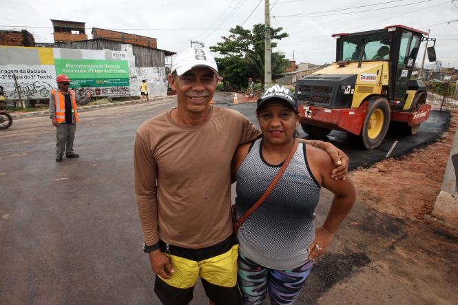 O casal José Maria Santos e Josilene Leôncio (foto) mora em frente ao canal e diz que existe uma boa diferença entre o cenário atual e o antigo. “Aqui era tudo cheio de lama, péssimo para andar. Com o asfaltamento, nós percebemos que melhorou inclusive a segurança no local. Agora a viatura da polícia passa toda hora, estamos nos sentindo bem mais seguros”, disse José.

FOTO: WAGNER SANTANA / AG. PARÁ
DATA: 13.02.2019
BELÉM - PARÁ <div class='credito_fotos'>Foto: Wagner Santana / Ag. Pará   |   <a href='/midias/2019/originais/c75104c6-f176-451a-bf73-0f25bd73265c.jpg' download><i class='fa-solid fa-download'></i> Download</a></div>