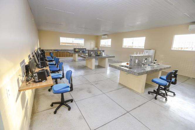 Educação foi a área priorizada em Redenção, no sul do Pará, pela agenda do programa Governo por Todo o Pará, iniciativa de descentralização da gestão estadual que leva para diferentes regiões do Estado, obras e serviços e dá voz às populações locais. A comitiva estadual chegou à cidade no fim da tarde da sexta-feira (5), depois de cumprir agenda em Marabá, Conceição do Araguaia e Bannach.

FOTO: MARCO SANTOS / AGÊNCIA PARÁ
DATA: 06.04.2019
REDENÇÃO - PA <div class='credito_fotos'>Foto: Marco Santos / Ag. Pará   |   <a href='/midias/2019/originais/c778f25a-6305-451f-8d9a-80b0d11e902e.jpg' download><i class='fa-solid fa-download'></i> Download</a></div>