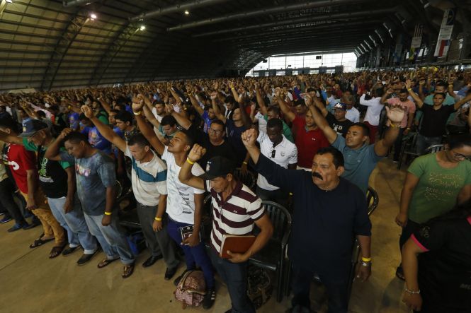 O governador do Pará, Helder Barbalho, passou o feriado do Dia Mundial do Trabalho, nesta quarta-feira (1°), prestigiando eventos de congregações religiosas em Belém. No início da tarde, o chefe do Executivo esteve no Centenário Centro de Convenções “Vale da Bênção”, na Rodovia Augusto Montenegro, onde participou do XXXVIII Congresso Estadual do Grupo Missionário de Homens da Igreja do Evangelho Quadrangular (IEQ). Na ocasião, ele ressaltou a importância da parceria entre poder público e as igrejas na construção de uma sociedade mais justa e igualitária.

FOTO: MARCELO SEABRA / AGÊNCIA PARÁ
DATA: 01.05.2019
BELÉM - PARÁ <div class='credito_fotos'>Foto: Marcelo Seabra / Ag. Pará   |   <a href='/midias/2019/originais/c7b98d34-e6b9-445e-bd34-b98483f6f99a.jpg' download><i class='fa-solid fa-download'></i> Download</a></div>