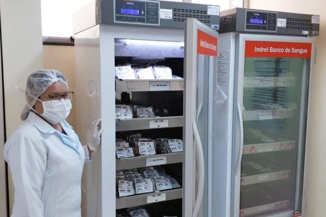 Um compromisso social, a doação de sangue dura apenas alguns minutos e salva vidas. E para sensibilizar novos e usuais voluntários, o Hospital Ophir Loyola, em parceria com a Fundação Hemopa, inicia nesta quinta-feira (9) mais uma campanha com o objetivo de aumentar o estoque de bolsas de sangue. A ação ocorre das 8h às 16h, em frente ao hospital, como meta dos hemocentros de todo o país para atender demandas específicas e emergenciais, já que o número de doações não acompanha o número de transfusões.

FOTO: ASCOM / OPHIR LOYOLA
DATA: 08.05.2019
BELÉM - PARÁ <div class='credito_fotos'>Foto: ASCOM / OPHIR LOYOLA   |   <a href='/midias/2019/originais/c7b9f7e5-a6b1-4ac3-9e2a-00f455727a3c.jpg' download><i class='fa-solid fa-download'></i> Download</a></div>