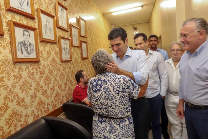 O governador do Estado e a primeira dama, Helder e Daniela Barbalho, consideraram inadequada e grave a situação estrutural e de atendimento do Hospital Ophir Loyola, durante visita na manhã desta terça-feira (12). A unidade de saúde é um centro de alta complexidade em oncologia no Pará e referência em neurocirurgia, nefrologia e transplantes. O hospital que realiza uma média de 3.500 atendimentos e de 325 internações mensais. Segundo Helder, que fez questão de estar presente para observar, ouvir e saber da realidade dos serviços de saúde para aqueles que necessitam do tratamento de combate ao câncer junto com seus familiares, a situação é dramática e inaceitável.

FOTO: MARCO SANTOS / AG. PARÁ
DATA: 12.02.2019
BELÉM - PARÁ <div class='credito_fotos'>Foto: Marco Santos / Ag. Pará   |   <a href='/midias/2019/originais/c7c445e4-4e8c-467e-8800-9d7baa4bce5c.jpg' download><i class='fa-solid fa-download'></i> Download</a></div>