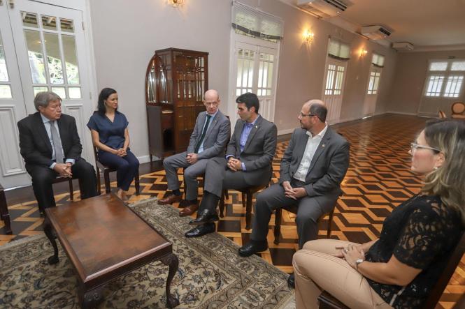 O governador Helder Barbalho recebeu, no início da tarde desta terça-feira (16), no Palácio do Governo, em Belém, junto com o vice-governador, Lúcio Vale, o embaixador da Irlanda, Sean Hoy, que participa, na capital paraense, do Fórum das Assessorias de Relações Internacionais das Universidades Brasileiras (Faubai), evento que começou no último dia 13 e prossegue até esta quarta-feira (17). Os secretários de Estado de Ciência e Tecnologia, Carlos Maneschy, e de Desenvolvimento Econômico, Iran Lima, também acompanharam o encontro, em que foram tratadas possíveis parcerias entre o Pará e a Irlanda, em diferentes áreas, com enfoque especial para a educação.

FOTO: MARCO SANTOS / AGÊNCIA PARÁ
DATA: 16.04.2019
BELÉM - PARÁ <div class='credito_fotos'>Foto: Marco Santos / Ag. Pará   |   <a href='/midias/2019/originais/c7d8114b-db82-4300-97c8-2d0f01db6d6c.jpg' download><i class='fa-solid fa-download'></i> Download</a></div>