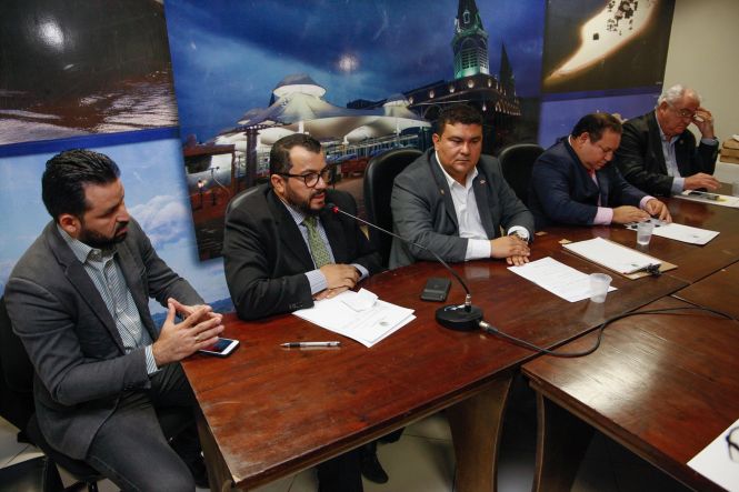 Os técnicos da Agência de Defesa Agropecuária do Estado do Pará (Adepará), que trabalharam no combate a chamada mosca da carambola, praga que ataca frutas consideradas seus hospedeiros, como acerola, carambola, sapotilha, taperebá, entre dezenas de outras, foram agraciados, nesta quinta-feira (16), na Assembleia Legislativa do Estado do Pará.

FOTO: WAGNER SANTANA / AGÊNCIA PARÁ
DATA: 16.05.2019
BELÉM - PARÁ <div class='credito_fotos'>Foto: Wagner Santana / Ag. Pará   |   <a href='/midias/2019/originais/c7dc64ce-5983-4c13-a569-9cf88a5fd557.jpg' download><i class='fa-solid fa-download'></i> Download</a></div>