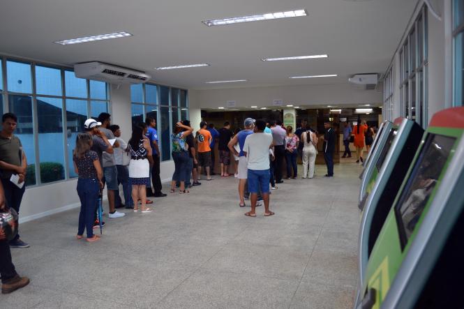 Com novas tecnologias e mais facilidades aos usuários, o Departamento de Trânsito do Estado (Detran) reiniciou o atendimento ao público na manhã desta quinta-feira, 10. O atendimento estava suspenso desde o dia 31 de dezembro para a atualização de taxas e manutenção dos sistemas e data center do órgão, com vistas ao exercício das atividades no ano de 2019.

FOTO: ASCOM DETRAN 
DATA: 10.01.2019
BELÉM - PARÁ <div class='credito_fotos'>Foto: ASCOM DETRAN   |   <a href='/midias/2019/originais/c7df78ca-b9ec-498d-9b8e-391a3f3d688f.jpg' download><i class='fa-solid fa-download'></i> Download</a></div>