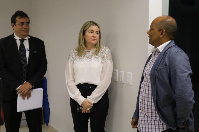 Hanna Ghassan (blusa branca), nomeada nova Secretária de Administração e Planejamento do Estado do Pará conheceu na tarde desta quarta-feira, 02, a sede da Secretaria de Administração, localizada na Avenida Almirante Barroso. A visita da Secretária e do Secretário Adjunto de Gestão Administrativa, Otávio Oliva Neto, foi acompanhada por Ruth Pina e Edilena Rocha, ex Secretárias Adjuntas da SEAD. Hanna reuniu ainda com os diretores e tranquilizou sobre o processo de fusão das Secretarias de Administração e Planejamento, anunciado pelo Governador Helder Barbalho. "É um processo de modernização da máquina administrativa, já ocorre em outros Estados da Federação. É um fortalecimento da SEAD e tudo vai ser feito de forma tranquila. Vamos reunir com todos os servidores para tirar as dúvidas e trazer o máximo de tranquilidade", explicou. 

FOTO: ASCOM / SEAD
DATA: 02.01.2019
BELÉM - PARÁ <div class='credito_fotos'>Foto: ASCOM SEAD   |   <a href='/midias/2019/originais/c7f01779-324c-4207-8c30-1e9194369c14.jpg' download><i class='fa-solid fa-download'></i> Download</a></div>