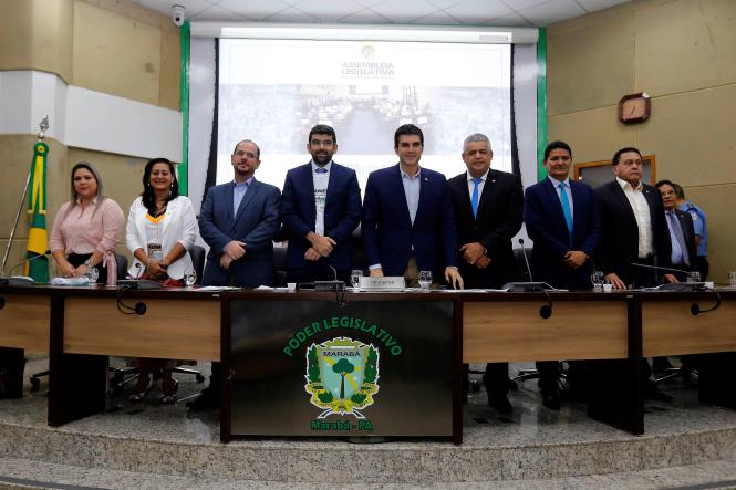 Como parte das ações do programa Governo por todo o Pará, o governador Helder Barbalho participou na noite desta quinta-feira (4) da sessão especial promovida pela Assembleia Legislativa do Pará (Alepa), na Câmara Municipal de Marabá, onde a gestão administrativa do governo está instalada desde a última terça-feira (2). Ele ressaltou a importância da presença significativa do parlamento estadual em Marabá na busca por soluções para os problemas do sul e sudeste paraense. Dos 41 deputados estaduais, 36 participam da ação no município.

FOTO: MARCELO SEABRA/ AGENCIA PARA
DATA: 04.04.2019
MARABA - PARA <div class='credito_fotos'>Foto: Marcelo Seabra / Ag. Pará   |   <a href='/midias/2019/originais/c8177151-ed83-48af-8588-19d90d2ddacf.jpg' download><i class='fa-solid fa-download'></i> Download</a></div>