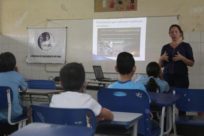 A aula de educação ambiental é diferente na Escola Estadual de Ensino Infantil e Fundamental Professora Esther Bandeira Gomes, no bairro da Sacramenta, em Belém. Alunos do ensino fundamental aprendem de forma interativa, prática e divertida as questões ligadas ao meio ambiente desde que o Projeto Complexo Bolonha chegou à escola, há três anos. A iniciativa realizada pela Companhia de Saneamento do Pará (Cosanpa), em parceria com a Caixa Econômica Federal, leva ações socioeducativas para instituições de ensino públicas em áreas beneficiadas com obras de ampliação do sistema de tratamento de água, na Região Metropolitana de Belém.

FOTO: JADER PAES / AG. PARÁ
DATA:25.02,2019
BELÉM - PARÁ <div class='credito_fotos'>Foto: JADER PAES / AGÊNCIA PA   |   <a href='/midias/2019/originais/c82c60a1-59d4-41d3-987c-0aa71c4dfe84.jpg' download><i class='fa-solid fa-download'></i> Download</a></div>