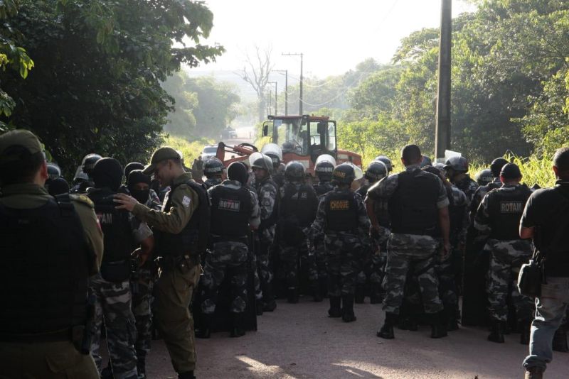 A Polícia Militar do Pará realizou, na manhã deste domingo (2), a operação de desobstrução da estrada que dá acesso ao Aterro Sanitário do município de Marituba, na Região Metropolitana de Belém.

FOTO: FERNANDO ARAÚJO / AG. PARÁ
DATA: 02.06.2019
MARITUBA - PARÁ <div class='credito_fotos'>Foto: Fernando Araújo / agência Pará   |   <a href='/midias/2019/originais/c8480cbc-9c7a-476b-b283-b55cb3100ea1.jpg' download><i class='fa-solid fa-download'></i> Download</a></div>