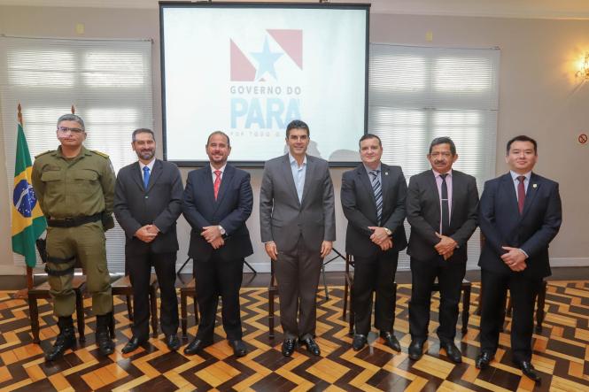 Na manhã desta terça-feira (12), no auditório do Palácio, o governador do Estado do Pará, Helder Barbalho, participou do ato de criação de unidades de núcleos de inteligência da Polícia Civil, através da criação dos núcleos de apoio a investigação nas regionais, fortalecendo as novas diretrizes institucionais de enfrentamento à violência e aos crimes cometidos no interior do Estado.

FOTO: MARCO SANTOS /AGÊNCIA PARÁ
DATA: 12.03.2019
BELÉM - PA <div class='credito_fotos'>Foto: Marco Santos / Ag. Pará   |   <a href='/midias/2019/originais/c84fc493-4f26-44d1-b9c3-daec836785cb.jpg' download><i class='fa-solid fa-download'></i> Download</a></div>