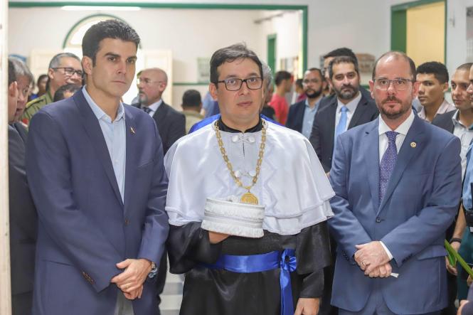 O governador do Estado do Pará, Helder Barbalho, juntamente com o vice Lúcio Vale, participou, na manhã desta quarta-feira (17), da entrega de outorga Doutor Honoris Causa, concedida pela Universidade Federal Rural da Amazônia (Ufra), a Anivaldo Vale. A cerimônia ocorreu na sede na universidade, como parte das comemorações dos 68 anos da instituição.

FOTO: MARCO SANTOS / AGÊNCIA PARÁ
DATA: 17.04.2019
BELÉM - PARÁ <div class='credito_fotos'>Foto: Marco Santos / Ag. Pará   |   <a href='/midias/2019/originais/c8536cb1-c5de-4a79-98cf-1f8b0f0ead12.jpg' download><i class='fa-solid fa-download'></i> Download</a></div>