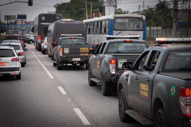 A tropa da Força Nacional começa a chegar no Pará nesta sexta-feira (22). Os agentes chegam a Belém por diversas rotas e meios, em dias alternados, vindos de Itaituba, no sudoeste paraense; do estado de Sergipe, no nordeste brasileiro; e de Brasília, Distrito Federal. Todos os 200 agentes e as 40 viaturas deverão se reunir, na próxima segunda-feira (25) quando ocorrerá uma solenidade de apresentação que marcará o início das atividades da Força Nacional na Região Metropolitana de Belém (RMB).

FOTO: FERNANDO ARAÚJO / AGÊNCIA PARÁ
DATA:22.03.2019
BELÉM - PARÁ <div class='credito_fotos'>Foto: Fernando Araújo/Ag. Pará   |   <a href='/midias/2019/originais/c85943a9-a8c3-4309-af30-0931ee851e37.jpg' download><i class='fa-solid fa-download'></i> Download</a></div>