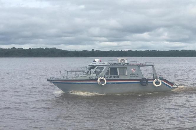 Na manhã desta quarta-feira (17), cerca de 300 quilos de pirarucu e mais de uma tonelada e meia de outras espécies de pescado sem procedência e nota fiscal, além de diversos produtos de origem chinesa, como equipamentos eletrônicos, foram apreendidos no furo do Carnapijó, próximo ao município de Barcarena, na região do Baixo Tocantins, por quase 15 policiais. A embarcação que transportava a carga foi conduzida até um porto, em Belém.

FOTO: ASCOM / SEGUP
DATA: 17.04.2019
BELÉM - PARÁ <div class='credito_fotos'>Foto: ASCOM / SEGUP   |   <a href='/midias/2019/originais/c87d1c74-cfab-4720-a945-cc7f12f81998.jpg' download><i class='fa-solid fa-download'></i> Download</a></div>