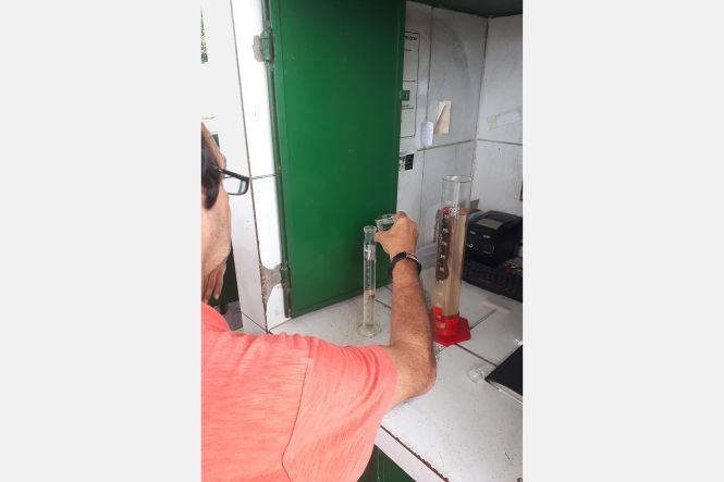 Agentes de fiscalização do Procon do Pará e da Agência Nacional de Petróleo (ANP) estiveram, na quarta-feira (17), em posto de gasolina localizado na Avenida Mário Covas, que possivelmente estaria comercializando combustível adulterado. A operação ocorreu após um consumidor divulgar, nas redes sociais, um vídeo afirmando que o combustível que havia comprado no local estaria adulterado.

FOTO: DIVULGAÇÃO
DATA: 18.04.2019
BELÉM  - PARÁ <div class='credito_fotos'>Foto: Divulgação   |   <a href='/midias/2019/originais/c89aa35c-a16e-4d44-8d5c-1fefe42e0460.jpg' download><i class='fa-solid fa-download'></i> Download</a></div>