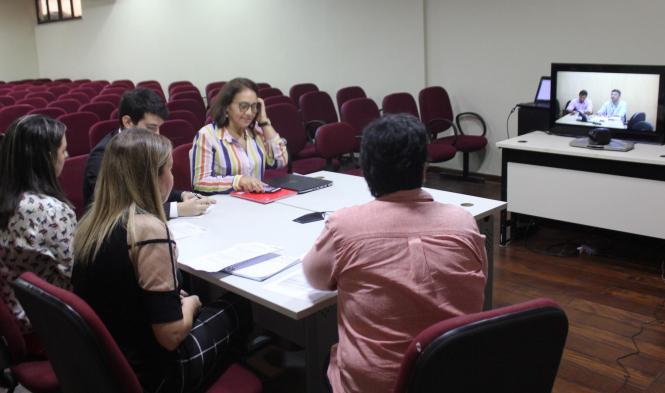 Durante videoconferência realizada na manhã desta quinta-feira, 28 de março, a secretária de Estado de Planejamento, Hana Ghassan, reuniu com representantes do Banco Nacional de Desenvolvimento Econômico e Social (BNDES) para avaliar a situação das obras já existentes no Estado que detenham recursos do banco, e ainda a possibilidade de realocação de recursos excedentes para novos projetos que possam contribuir com o desenvolvimento do Estado e com a melhoria da qualidade de vida dos paraenses.

FOTO: ASCOM / SEPLAN
DATA: 28.03.2019
BELÉM - PARÁ <div class='credito_fotos'>Foto: Ascom Seplan   |   <a href='/midias/2019/originais/c8a25d35-b0d4-4b23-90ae-2172ec533634.jpg' download><i class='fa-solid fa-download'></i> Download</a></div>