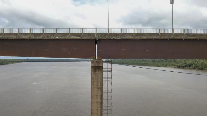 Acompanhado por secretários de Estado, deputados e técnicos da Secretaria de Estado de Trasportes (Detran), do Conselho Regional de Engenharia (Crea-PA) e do Corpo de Bombeiros, o governador Helder Barbalho vistoriou, na manhã deste sábado (26), a ponte Rio Moju, localizada no quilômetro 48 da Alça Viária. A estrutura, que é a segunda no sentido de quem vai de Moju para Belém, apresenta problemas de corrosão e de desgaste em pilares e estacas, além de uma dilatação um pouco maior do que o habitual entre dois blocos de concreto que compõem as pistas de rolamento. A situação tem preocupado moradores da área e usuários da ponte.

FOTO: MARCO SANTOS / AGÊNCIA PARÁ
BELÉM - PARÁ
DATA; 26.01.2019 <div class='credito_fotos'>Foto: Marco Santos / Ag. Pará   |   <a href='/midias/2019/originais/c8a33242-efc7-4251-aa2f-8294603c38f0.jpg' download><i class='fa-solid fa-download'></i> Download</a></div>