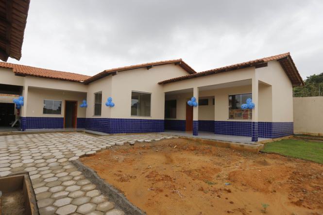 Menor município do Estado em contingente populacional (são pouco mais de 3,3 mil habitantes segundo estimativa do IBGE), Bannach, na região sul do Pará, recebeu, na tarde desta sexta-feira (05), a visita do governador Helder Barbalho, que já havia estado na cidade na condição de ministro da Integração Nacional. E, agora, como chefe do Executivo estadual, voltou para inaugurar uma Unidade Integrada de Polícia e anunciar novos investimentos, como a liberação de cinco quilômetros de asfalto para a sede do município, a futura inauguração de uma agência do Banco do Estado do Pará (Banpará) e um convênio para a construção de algumas pontes localizadas nas vicinais do município.

FOTO: MARCELO SEABRA / AGÊNCIA PARÁ
DATA: 05.04.2019
BELÉM - PA <div class='credito_fotos'>Foto: Marcelo Seabra / Ag. Pará   |   <a href='/midias/2019/originais/c8b572fa-ae3e-4ee5-882f-0811605e8146.jpg' download><i class='fa-solid fa-download'></i> Download</a></div>