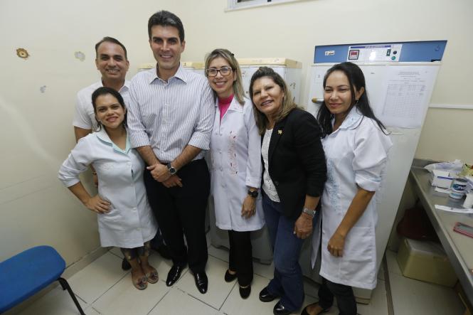 O governador do Estado, Helder Barbalho, participou do lançamento da Campanha Nacional de Vacinação contra Influenza, iniciada nesta quarta-feira (10) em todo o País, prosseguindo até 31 de maio. Acompanhado da primeira-dama, Daniela Barbalho, o governador esteve na Unidade Básica de Saúde (UBS) do bairro da Pedreira, em Belém, na tarde desta quarta-feira. Ele e a primeira-dama tomaram a vacina, aplicada pelo secretário de Estado de Saúde, o médico Alberto Beltrame.

FOTO : MARCELO SEABRA / AGÊNCIA PARÁ
DATA: 10.04.2019
BELÉM - PARÁ <div class='credito_fotos'>Foto: Marcelo Seabra / Ag. Pará   |   <a href='/midias/2019/originais/c8c09491-8686-4d0d-a511-2f6c76f44e67.jpg' download><i class='fa-solid fa-download'></i> Download</a></div>