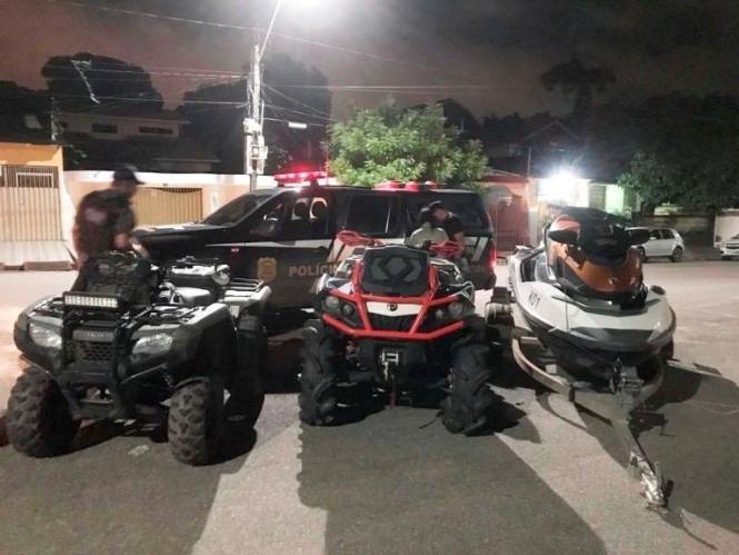 A Polícia Civil do Pará prendeu, nesta quarta-feira (27), dois homens e uma mulher envolvidos em uma associação criminosa responsável por furtos e roubos em Santarém, no oeste paraense. Os presos são o mato-grossense Luiz Henrique Silva e os santarenos Nerivaldo da Silva e Ingrid Thainah Pantoja. Em poder do grupo, a equipe policial recuperou três veículos - dois quadriciclos e uma moto aquática - e um televisor furtados de uma residência, na Vila de Alter-do-Chão, região balneária de Santarém. A ação policial foi coordenada pelos delegados Jamil Casseb, superintendente regional de Santarém, e Germano do Valle, diretor da Seccional do município.

FOTO: DIVULGAÇÃO / POLICIA CIVIL DE SANTARÉM
DATA: 27.02.2019
 <div class='credito_fotos'>Foto: Ascom Polícia Civil   |   <a href='/midias/2019/originais/c8e6896a-9378-431a-92df-85cc67f0a62a.jpg' download><i class='fa-solid fa-download'></i> Download</a></div>