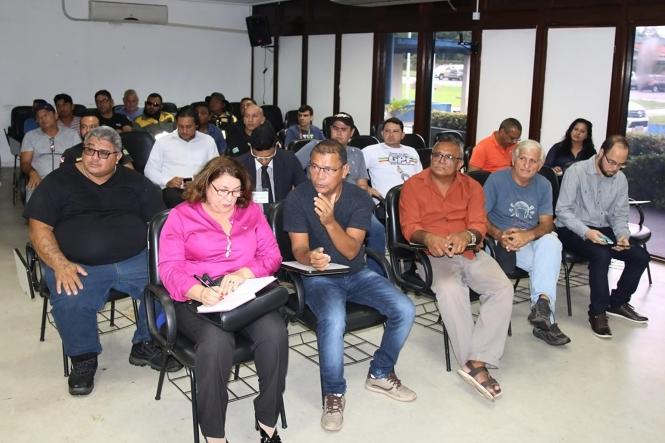 Gestores do Departamento de Trânsito do Estado (Detran), Núcleo de Gerenciamento de Transporte Metropolitano (NGTM), Conselho Estadual de Trânsito (CETRAN) e Polícia Militar se reuniram com representantes da categoria dos caminhoneiros com objetivo de esclarecer dúvidas sobre o decreto que limita o fluxo de caminhões nos primeiros 18 quilômetros da BR-316 por conta das obras de requalificação da rodovia.

FOTO: ASDECOM  DETRAN
DATA: 18.02.2019 <div class='credito_fotos'>Foto: ASDECOM / DETRAN   |   <a href='/midias/2019/originais/c9157620-e6f9-4659-9901-4cb6255909a2.jpg' download><i class='fa-solid fa-download'></i> Download</a></div>