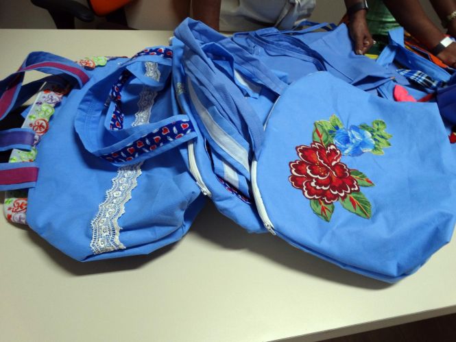       Em iniciativa inédita promovida pelo Hospital Público Estadual Galileu (HPEG), em conjunto com o Ministério Público do Trabalho, tem feito a diferença na vida de muitos jovens e adultos em áreas de vulnerabilidade social em Belém (PA).

FOTO: ASCOM / HPEG
DATA: 29.04.2019
BELÉM - PARÁ                          <div class='credito_fotos'>Foto: ASCOM / HPEG   |   <a href='/midias/2019/originais/c92585f4-274c-4391-aaaf-84ab7245d367.jpg' download><i class='fa-solid fa-download'></i> Download</a></div>