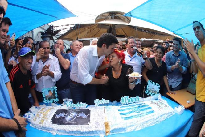 A cidade de Belém comemorou, neste sábado (12), seus 403 anos. Tradicionalmente, o mercado do Ver-o-Peso é sempre um dos principais palcos das comemoração pela data. O governador do Pará, Helder Barbalho, acompanhado do vice-governador, Lúcio Vale, de deputados estaduais, federais, vereadores e várias lideranças locais, esteve presente no mercado, celebrando a nova idade da capital do Estado.

FOTO: AG. PARÁ
DATA: 12.01.2019
BELÉM - PARÁ <div class='credito_fotos'>Foto: Agência Pará   |   <a href='/midias/2019/originais/c95b63aa-55cf-4a16-8ae0-71b3e20c9657.jpg' download><i class='fa-solid fa-download'></i> Download</a></div>