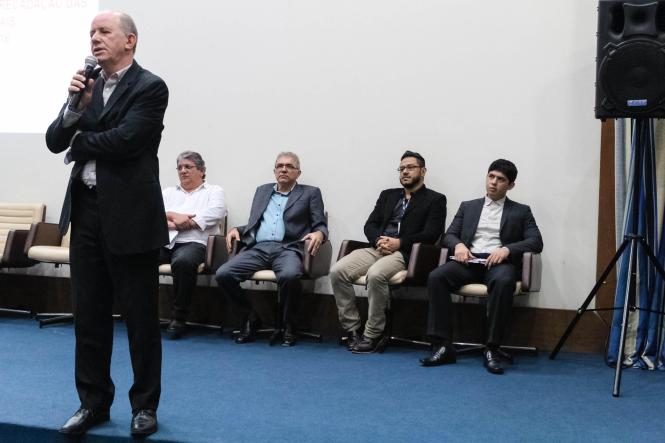 A Secretaria de Estado da Fazenda (Sefa) realizou, nesta segunda-feira (18), uma reunião de trabalho com a presença de 39 órgãos públicos estaduais para tratar sobre a implantação do Documento de Arrecadação Estadual (DAE). Esse é o único documento válido para o recolhimento de taxas estaduais, conforme determina a Lei n° 8455/2016.
da esquerda para direita- secretário adjunto do Tesouro, Lourival Barbalho; diretor da Daif, lamartine Carvalho; diretor da DTI, Gilvã Ribeiro e René Sousa Junior, secretário da Fazenda ( em pé) 

FOTO: ASCOM / SEFA
DATA: 18.03.2019
BELÉM - PA   <div class='credito_fotos'>Foto: ASCOM / SEFA   |   <a href='/midias/2019/originais/c99af966-26dc-450a-8999-ca77a9756af2.jpg' download><i class='fa-solid fa-download'></i> Download</a></div>