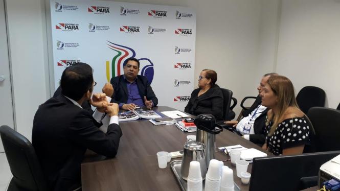 Membros do Conselho Nacional de Justiça (CNJ) apresentaram ao Tribunal de Justiça do Pará e a órgãos ligados ao Sistema Penitenciário o Programa Justiça Presente, idealizado em parceria com o Programa das Nações Unidas para o Desenvolvimento (Pnud) para o enfrentamento da crise no sistema penal. 

FOTO: RICARDO LIMA / ASCOM TJE - PA
DATA: 22.03.2019
BELÉM - PARÁ <div class='credito_fotos'>Foto: Ricardo Lima / Ascom TJE   |   <a href='/midias/2019/originais/c9adb7bd-d91a-4345-87fd-5bab6bf0ca3a.jpg' download><i class='fa-solid fa-download'></i> Download</a></div>