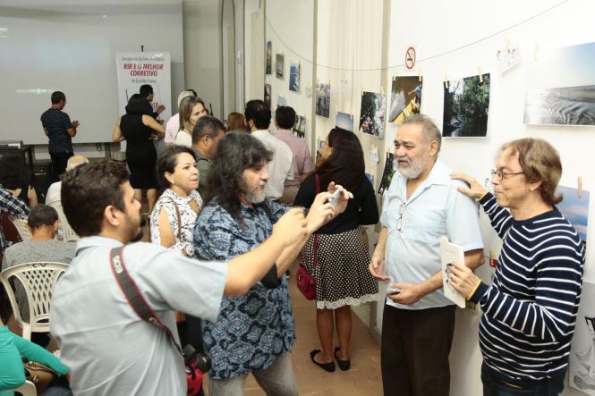 O lançamento do livro póstumo “Rir é o melhor corretivo”, do jornalista Euclides Farias, que morreu em agosto do ano passado prestes a completar 60 anos, movimentou a Casa da Linguagem, em Belém, na noite desta quarta-feira (8). A obra reúne 45 crônicas. O evento teve ainda um show de MPB com o percussionista Paulinho Assumpção e Banda, e a exposição das ilustrações da obra, de autoria do cartunista J. Bosco Azevedo, e de fotografias que Euclides Farias produziu por hobby.

FOTO: RICARDO AMANAJÁS / AGÊNCIA PARÁ
DATA: 09.05.2019
BELÉM - PARÁ <div class='credito_fotos'>Foto: Ricardo Amanajás / Ag. Pará   |   <a href='/midias/2019/originais/c9ff475f-91ed-42ab-992d-678f40795224.jpg' download><i class='fa-solid fa-download'></i> Download</a></div>