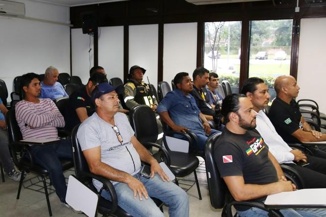 Gestores do Departamento de Trânsito do Estado (Detran), Núcleo de Gerenciamento de Transporte Metropolitano (NGTM), Conselho Estadual de Trânsito (CETRAN) e Polícia Militar se reuniram com representantes da categoria dos caminhoneiros com objetivo de esclarecer dúvidas sobre o decreto que limita o fluxo de caminhões nos primeiros 18 quilômetros da BR-316 por conta das obras de requalificação da rodovia.

FOTO: ASDECOM  DETRAN
DATA: 18.02.2019 <div class='credito_fotos'>Foto: ASDECOM / DETRAN   |   <a href='/midias/2019/originais/ca37ad5e-0436-450a-89d2-205f04d4c869.jpg' download><i class='fa-solid fa-download'></i> Download</a></div>