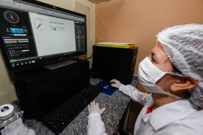 Em Belém, o Hospital Ophir Loyola, referência em transplante e tratamento renal, tem um importante espaço para a efetividade dos cuidados aos pacientes renais. Trata-se do Laboratório de Biologia Molecular, criado em 2016, único voltado para assistência hospitalar na Região Norte, cujo objetivo é identificar e quantificar os vírus que afetam e interrompem os enxertos renais dos pacientes atendidos na instituição. 

FOTO: FERNANO ARAÚJO / AGÊNCIA PARÁ
DATA: 15.03.2019
BELÉM - PARÁ
 <div class='credito_fotos'>Foto: Fernando Araújo / agência Pará   |   <a href='/midias/2019/originais/ca5c9f67-e054-45c6-9d00-0ac5d649906f.jpg' download><i class='fa-solid fa-download'></i> Download</a></div>