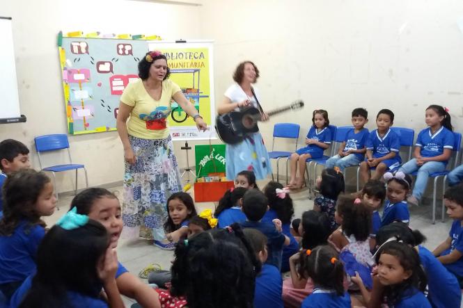 O escritor Monteiro Lobato foi homenageado, nesta terça-feira (16), pelos alunos da Escola Estadual de Ensino Fundamental Profª Maridalva Pantoja, durante a entrega do mais novo Espaço de Leitura do projeto Livro Solidário, coordenado pela Imprensa Oficial do Estado (IOE). A escola, que atende cerca de 300 alunos do 1º ao 5º ano, com idade entre 6 e 12 anos, foi toda decorada com desenhos feitos pelos alunos e professores baseados nas histórias contadas nos livros do escritor, que no próximo dia 18 faria aniversário e cuja data deu origem ao Dia do Nacional do Livro Infantil.

FOTO: ASCOM / IOE
DATA: 16.04.2019
BELÉM - PA <div class='credito_fotos'>Foto: ASCOM / IOE   |   <a href='/midias/2019/originais/ca5fd13e-afb7-4382-bb98-226cee5bb838.jpg' download><i class='fa-solid fa-download'></i> Download</a></div>