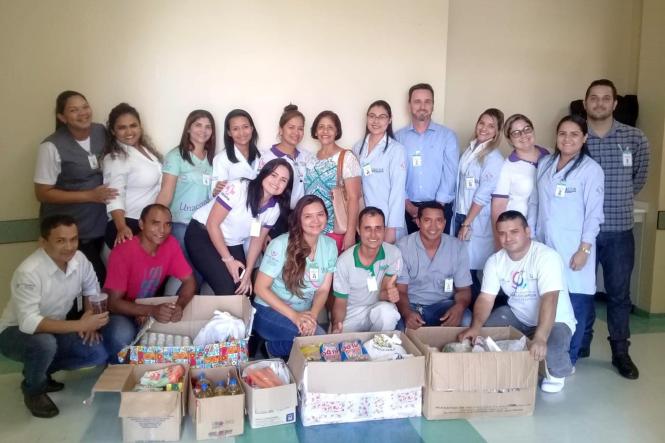 O Grupo de Trabalho Humanização (GTH) da Unidade de Alta Complexidade em Oncologia Dr. Vítor Moutinho (Unacon), em Tucuruí, sudeste paraense, Tucuruí, entregou à coordenadora da “Casa de Apoio Noêmia de Souza Lima”, alimentos não perecíveis que foram arrecadados durante todo o mês de dezembro. O espaço abriga e ajuda pessoas carentes, acolhendo pacientes e acompanhantes de outras cidades atendidas pela Unacon e Hospital Regional de Tucuruí.

FOTO: ASCOM UNACON
DATA: 22.01.2019
TUCURUÍ - PARÁ <div class='credito_fotos'>Foto: Ascom Unacon   |   <a href='/midias/2019/originais/ca8f0d16-64b3-4931-a09d-1dd0ae4ef206.jpg' download><i class='fa-solid fa-download'></i> Download</a></div>