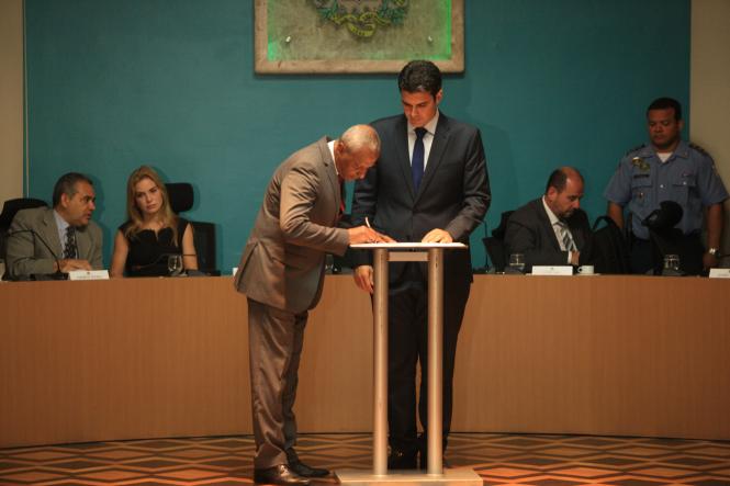 Na primeira manhã de trabalho do Governador Helder Barbalho, nesta quarta-feira (02), foi assinado ofício enviado ao Ministro da Justiça e Segurança Pública, Sérgio Fernando Moro, solicitando o emprego de 500 agentes da Força Nacional de Segurança Pública para imediato reforço do efetivo local e preservação da ordem pública. Helder ainda deu posse aos secretários, presidentes de instituições e diretores que fazem parte de sua equipe. Logo no inicio da manhã Helder Barbalho visitou as tropas da ação integrada da Secretaria de Estado de Segurança Pública (Segup) que leva o reforço da segurança para os bairros de Belém envolvendo cerca de 400 agentes. Durante a posse dos novos secretários (foto) o governador Helder Barbalho ressaltou a absoluta confiança nos nomeados cujas escolhas foram pautadas fundamentalmente por critérios técnicos e de acordo com a qualificação profissional de cada um deles. Para ele os critérios de escolha utilizados “permitirão um novo patamar de gestão ao Estado e que possamos o quanto antes fazer chegar à sociedade paraense as mudanças desejadas e reivindicadas por cada cidadão deste Estado”, comentou.

FOTO: CRISTINO MARTINS / AG. PARÁ
DATA: 02.01.2019
BELÉM - PARÁ <div class='credito_fotos'>Foto: Cristino Martins/Ag. Pará   |   <a href='/midias/2019/originais/ca989a41-125a-4add-901c-c9d2c57d286b.jpg' download><i class='fa-solid fa-download'></i> Download</a></div>
