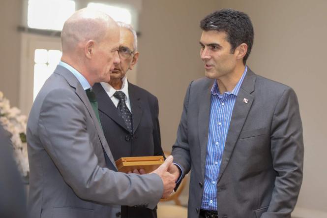 O governador Helder Barbalho recebeu, no início da tarde desta terça-feira (16), no Palácio do Governo, em Belém, junto com o vice-governador, Lúcio Vale, o embaixador da Irlanda, Sean Hoy, que participa, na capital paraense, do Fórum das Assessorias de Relações Internacionais das Universidades Brasileiras (Faubai), evento que começou no último dia 13 e prossegue até esta quarta-feira (17). Os secretários de Estado de Ciência e Tecnologia, Carlos Maneschy, e de Desenvolvimento Econômico, Iran Lima, também acompanharam o encontro, em que foram tratadas possíveis parcerias entre o Pará e a Irlanda, em diferentes áreas, com enfoque especial para a educação.

FOTO: MARCO SANTOS / AGÊNCIA PARÁ
DATA: 16.04.2019
BELÉM - PARÁ <div class='credito_fotos'>Foto: Marco Santos / Ag. Pará   |   <a href='/midias/2019/originais/cae030ac-f52e-4cd8-a904-10020a923c7e.jpg' download><i class='fa-solid fa-download'></i> Download</a></div>