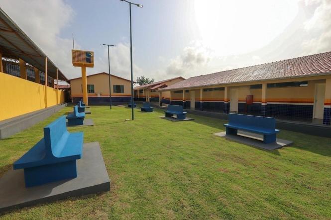 Prestes a completar 40 anos de fundação, a Escola Estadual de Ensino Médio Dr. Miguel de Santa Brígida, em Salinópolis, Nordeste paraense, foi reinaugurada pelo governador Helder Barbalho, na manhã deste sábado (16), após reforma geral, fruto de um convênio entre o Governo do Estado e a Prefeitura Municipal. Os investimentos foram de cerca de R$ 3 milhões e a obra, que teve duração de oito meses, vai beneficiar 1.145 alunos do Ensino Médio regular e projeto Mundiar.

FOTO: MARCO SANTOS / AGÊNCIA PARÁ
DATA: 16.02.2019
SALINAS  - PA <div class='credito_fotos'>Foto: Marco Santos / Ag. Pará   |   <a href='/midias/2019/originais/caea6086-f26e-4d3d-a731-e72cde1720ad.jpg' download><i class='fa-solid fa-download'></i> Download</a></div>