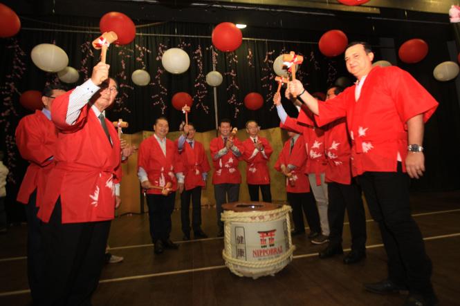 A comunidade nipo-brasileira do Pará comemorou a entrada de 2019 no auditório da Associação Pan-Amazônia Nipo-Brasileira, no domingo (6), em Belém. O evento deu início às homenagens aos 90 anos da imigração japonesa na Amazônia e contou com a presença do Governo do Estado. O chefe de gabinete, Luiziel Guedes, esteve representando o governador Helder Barbalho.

FOTO: CARLOS SODRÉ / AG. PARÁ
DATA: 06.01.2019
BELÉM - PARÁ <div class='credito_fotos'>Foto: CARLOS SODRÉ / AG. PARÁ    |   <a href='/midias/2019/originais/cb039a93-2c71-4ed8-ab94-ae94f0758b38.jpg' download><i class='fa-solid fa-download'></i> Download</a></div>