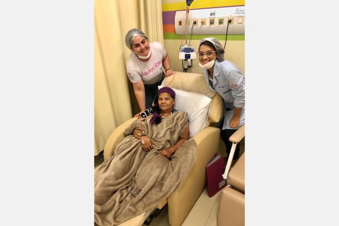 A Unidade de Alta Complexidade em Oncologia Dr. Vitor Moutinho, em Tucuruí, possui vários músicos parceiros, que, com talento e amor ao próximo, dedicam parte do tempo que têm livre, para alegrar os pacientes de quimioterapia. Nesta terça-feira (17), foi a vez do cantor Emerson Batista e sua banda realizar esse trabalho voluntário. 

FOTO: DIVULGAÇÃO
DATA: 17.04.2019
BELÉM - PARÁ <div class='credito_fotos'>Foto: Divulgação   |   <a href='/midias/2019/originais/cb28c54f-546e-435d-8e3b-577625fbf892.jpg' download><i class='fa-solid fa-download'></i> Download</a></div>