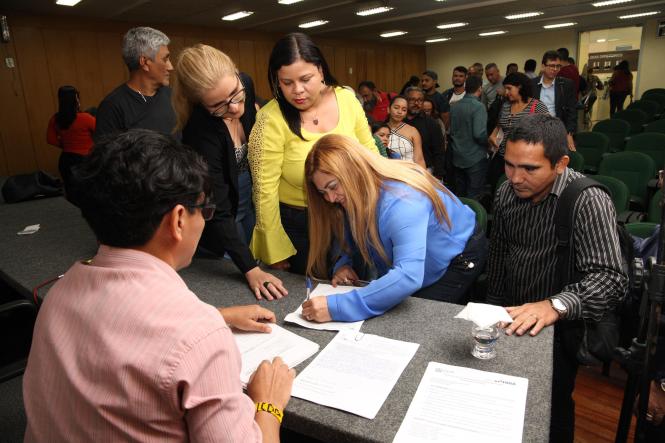 A Escola de Governança do Pará (EGPA) certificou, nesta sexta-feira (29), 114 servidores públicos municipais e estaduais pela participação em três cursos ofertados pelo órgão no período de 25 a 29 de março. A entrega dos documentos de conclusão da qualificação foi feita em cerimônia realizada na sede do órgão, em Belém.

FOTO: WAGNER SANTANA / AGÊNCIA PARÁ
DATA: 29.03.2019
BELÉM - PA <div class='credito_fotos'>Foto: Wagner Santana / Ag. Pará   |   <a href='/midias/2019/originais/cb587da8-01d1-48ef-a4de-6f29836546b1.jpg' download><i class='fa-solid fa-download'></i> Download</a></div>