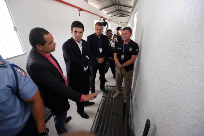 Em coletiva realizada na manhã desta terça-feira (15), na Unidade Básica de Saúde do Complexo Penitenciário de Santa Izabel, o governador do estado, Helder Barbalho garantiu que todos os internos do sistema penitenciário do Pará serão cadastrados no processo de biometria. O objetivo é permitir a devida identificação civil e administrativa para impedir a duplicidade de registros e facilitar a identificação de presos que não têm sequer documentação. A ação faz parte da Operação Opus, coordenada pela Susipe e que encerra nesta quinta-feira (17).

FOTO: MARCO SANTOS/AGÊNCIA PARÁ
DATA: 16.01.2019
BELÉM - PARÁ
 <div class='credito_fotos'>Foto: Marco Santos / Ag. Pará   |   <a href='/midias/2019/originais/cb58f4e2-5778-4384-bcb0-a1736e17f480.jpg' download><i class='fa-solid fa-download'></i> Download</a></div>