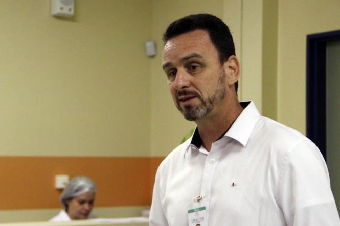 A equipe da Unidade de Alta Complexidade em Oncologia Dr. Vítor Moutinho - Unacon Tucuruí comemora a marca de 14 pacientes que terminaram o ciclo do tratamento e, agora farão apenas o acompanhamento. A superação dessa fase é simbolizada com o toque de um sino e leva motivação a outros pacientes que ainda lutam contra o câncer. Segundo o diretor executivo da unidade Thiarle Dassi, o momento é especial e valioso. 

FOTO: ASCOM UNACON 
DATA: 16.01.2019
TUCURUÍ - PARÁ <div class='credito_fotos'>Foto: Ascom Unacon   |   <a href='/midias/2019/originais/cb5dc7dd-c506-4808-b962-5f6cbe3c9d84.jpg' download><i class='fa-solid fa-download'></i> Download</a></div>