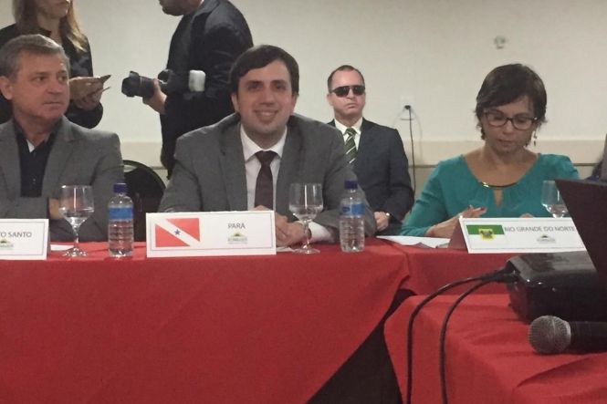 O secretário adjunto de Turismo do Pará, André Dias, participou na manhã desta quarta-feira (8), em Goiânia (GO), da 98ª reunião do Fórum Nacional dos Secretários e Dirigentes Estaduais de Turismo (Fornatur). André Dias representou o Pará no evento, que teve a participação de 20 estados brasileiros, e do ministro do Turismo, Marcelo Álvaro Antônio, e de Leônidas Oliveira, presidente da Empresa Brasileira de Turismo (Embratur).

FOTO: DIVULGAÇÃO
DATA: 09.04.2019
BELÉM - PARÁ <div class='credito_fotos'>Foto: Divulgação   |   <a href='/midias/2019/originais/cb61bb2c-584a-4b84-8dbe-3b1b532cdb2d.jpg' download><i class='fa-solid fa-download'></i> Download</a></div>