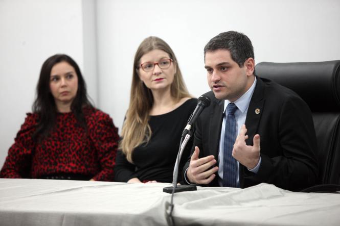 A Procuradoria Geral do Estado do Pará promoveu, na manhã desta sexta (25), uma reunião de integração com as unidades de consultoria jurídica da administração pública estadual. O evento ocorreu no auditório Edgar Olyntho Contente, na sede da PGE, e contou com a presença de procuradores do Estado, autárquicos e fundacionais; consultores jurídicos e advogados comissionados. Na foto, o procurador geral do Estado, Ricardo Sefer.

FOTO: WAGNER SANTANA / AG. PARÁ
DATA: 25.01.2019
BELÉM - PARÁ <div class='credito_fotos'>Foto: Wagner Santana / Ag. Pará   |   <a href='/midias/2019/originais/cb634efd-555e-42e4-b9d4-28c429d5d04c.jpg' download><i class='fa-solid fa-download'></i> Download</a></div>