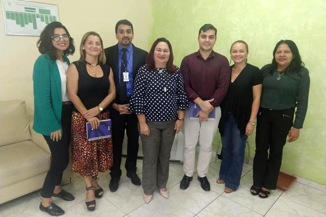 Na manhã dessa quinta-feira (17), a presidente da Empresa de Assistência Técnica e Extensão Rural do Estado do Pará (Emater), Cleide Amorim, se reuniu, no escritório central, em Marituba, na região metropolitana de Belém, com representantes da Superintendência de Relações Institucionais com o Governo (Sugov) do Banco do Estado do Pará (Banpará) para estreitar a parceria e avaliar demandas mútuas.

FOTO: ASCOM / EMATER
DATA: 18.01.2019
BELÉM - PARÁ <div class='credito_fotos'>Foto: ASCOM EMATER   |   <a href='/midias/2019/originais/cb6aef51-1be4-435a-95ae-69b98f0b474f.jpg' download><i class='fa-solid fa-download'></i> Download</a></div>