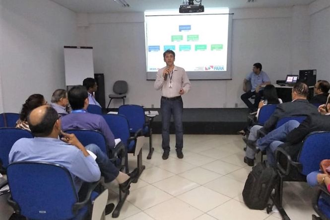 A 14ª Reunião do Núcleo Estadual de Arranjo Produtivo Local (NEAPL), na sede da Secretaria de Estado de Desenvolvimento Econômico, Mineração e Energia (Sedeme), alinhou iniciativas em curso e discutiu novas proposições para o colegiado, que reúne representantes do setor público, da iniciativa privada e de entidades de classe, como a Fundação Amazônia de Amparo a Estudos e Pesquisa (Fapespa) e a Federação do Comércio do Estado do Pará (Fecomércio), além do Banco da Amazônia e outras instituições.

FOTO: ASCOM / SEDEME
DATA: 09.05.2019
BELÉM - PARÁ <div class='credito_fotos'>Foto: Ascom Sedeme   |   <a href='/midias/2019/originais/cb996954-950c-4d12-855c-1298e5b04235.jpg' download><i class='fa-solid fa-download'></i> Download</a></div>