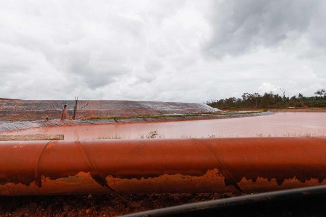Equipes da Secretaria de Meio Ambiente e Sustentabilidade (Semas) vistoriaram, em Barcarena, a refinaria Alunorte - Alumina Norte do Brasil S.A, nesta sexta-feira (5). A visita técnica foi em caráter extraordinário após a forte chuva de ontem no município.

FOTO: FERNANDO ARAÚJO / AGÊNCIA PARÁ
DATA: 05.04.20189
BARCARENA - PARÁ <div class='credito_fotos'>Foto: Fernando Araújo/Ag. Pará   |   <a href='/midias/2019/originais/cba0ccc9-f6ef-496b-9b8b-3440553e86ae.jpg' download><i class='fa-solid fa-download'></i> Download</a></div>