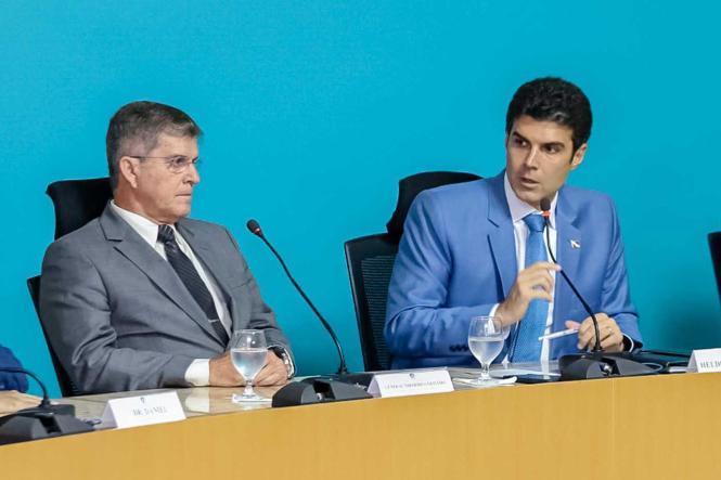 A portaria do Ministério de Estado da Justiça e Segurança Pública determinando a vinda da Força Nacional ao Párá já está pronta e com publicação prevista no Diário Oficial da União para o próximo dia 23. Nesta data 200 agentes e 40 viaturas da Força Nacional serão deslocados ao Pará, com previsão de chegada em 25 de março. A confirmação ao governador do Pará, Hélder Barbalho, foi feita nesta quinta-feira, 7, pelo general Guilherme Theophilo, secretário nacional de segurança pública, que veio ao Pará apresentar também ao governador as diretrizes do Programa Nacional de Enfrentamento à Criminalidade Violenta.

FOTO: MARCO SANTOS / AGÊNCIA PARÁ
DATA: 07.03.2019
BELÉM - PA <div class='credito_fotos'>Foto: Marco Santos / Ag. Pará   |   <a href='/midias/2019/originais/cbafc158-6cd8-4458-bc8c-5accd667a13a.jpg' download><i class='fa-solid fa-download'></i> Download</a></div>