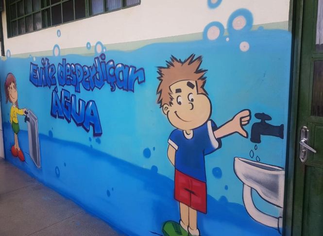 Quando arte e educação andam juntas, o resultado sempre é positivo. Em Marabá, no sudeste paraense, uma oficina de grafite transformou o ambiente da Escola de Ensino Fundamental Doralice de Andrade Vieira. Com o tema “Água”, a oficina foi realizada pelo Projeto Comitê Ambiental Escolar, desenvolvido pela Companhia de Saneamento do Pará (Cosanpa), em parceria com a Caixa Econômica Federal. As ações foram desenvolvidas durante dois meses na escola.

FOTO: ASCOM / COSANPA
DATA: 08.05.2019
MARABÁ - PARÁ <div class='credito_fotos'>Foto: Ascom Cosanpa   |   <a href='/midias/2019/originais/cbc326cc-6bfe-4384-a65e-9e796eac168e.jpg' download><i class='fa-solid fa-download'></i> Download</a></div>