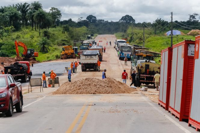 Duas equipes de mergulhadores iniciaram o trabalho de amarração dos destroços da ponte Rio Moju nesta terça-feira (30). Eles farão a amarração de 24 cabos de aço aos escombros da balsa e da estrutura que desabou para que, assim, seja feita a movimentação do tabuleiro, que mede de 80 metros e pesa 850 toneladas. Toda a ação é acompanhada pela Secretaria de Estado de Transportes (Setran).

FOTO: FERNANDO ARAÚJO / AGÊNCIA PARÁ
DATA: 30.04.2019
BELÉM - PARÁ <div class='credito_fotos'>Foto: Fernando Araújo/Ag. Pará   |   <a href='/midias/2019/originais/cbc36dcb-3f79-431a-8147-dab7ac0a1e98.jpg' download><i class='fa-solid fa-download'></i> Download</a></div>